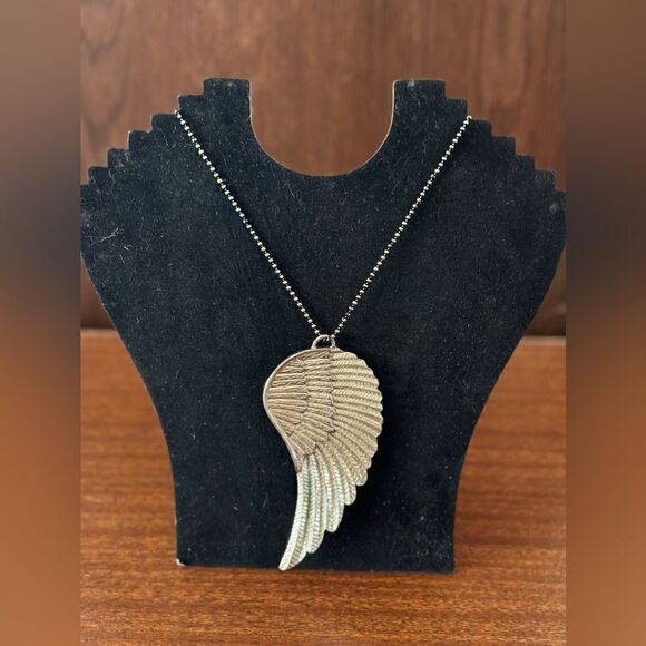Angle wing necklace - Picture 2 of 6